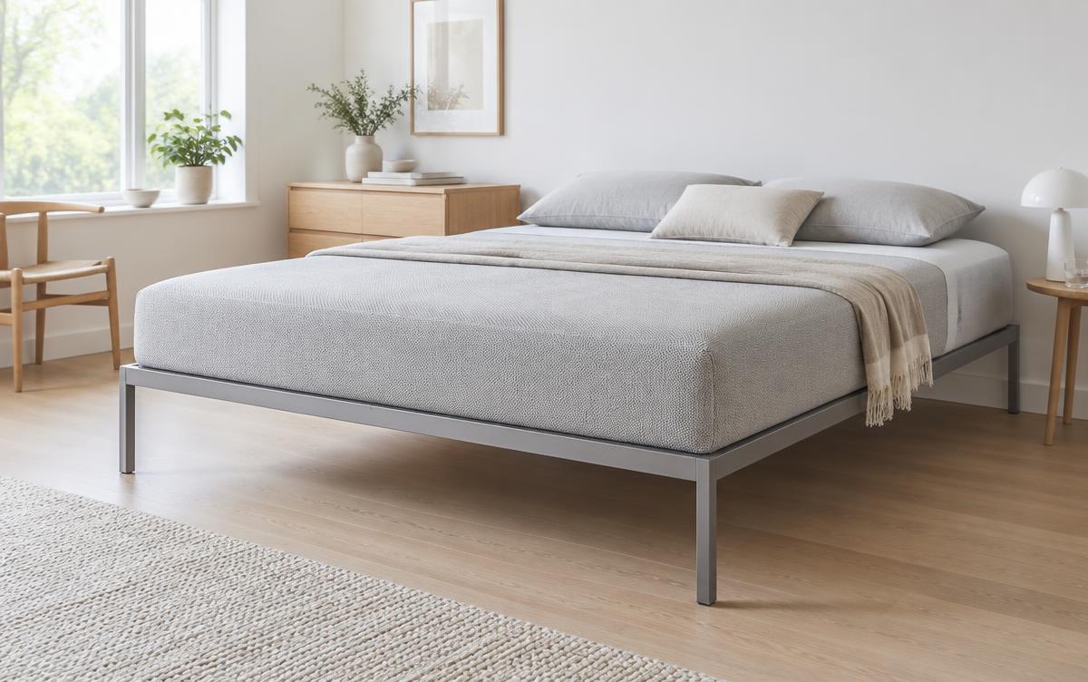Auping Elite matras met luxe gequilte toplaag in een lichte slaapkamer